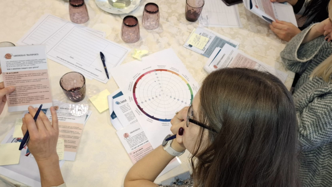 att''els ar sievieti pie galda pildot uzdevumu