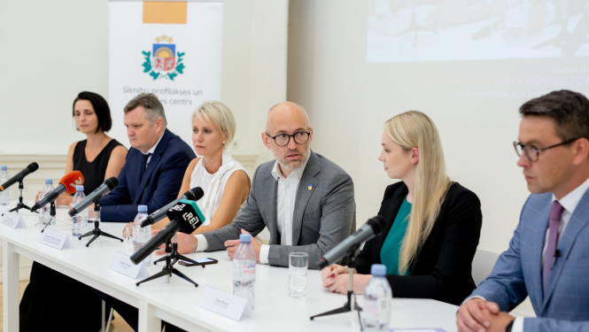 preses pasākuma mediju galds un sešas runas personas un fonā SPKC logo