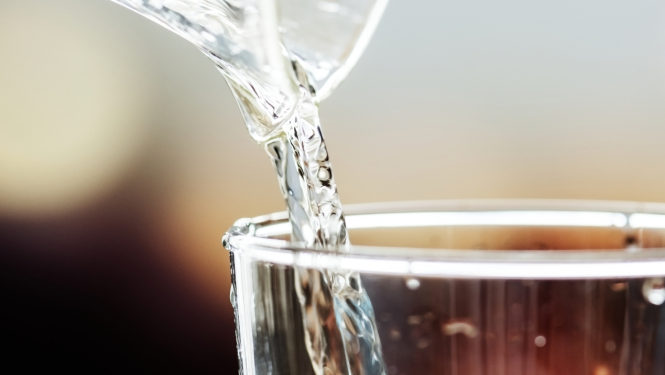 No karafes lej dzeramo ūdeni glāzē