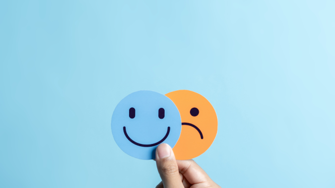 Uz zila fona smaidīgas un bēdīgas sejas ikonas