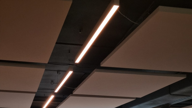 Sievietes vēro prezentāciju