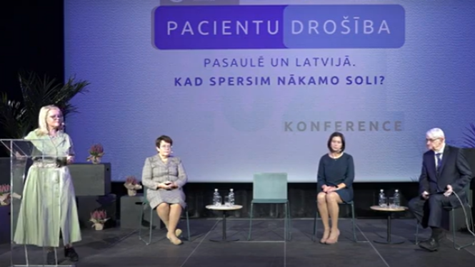 Cilvēki uz skatuves diskutē