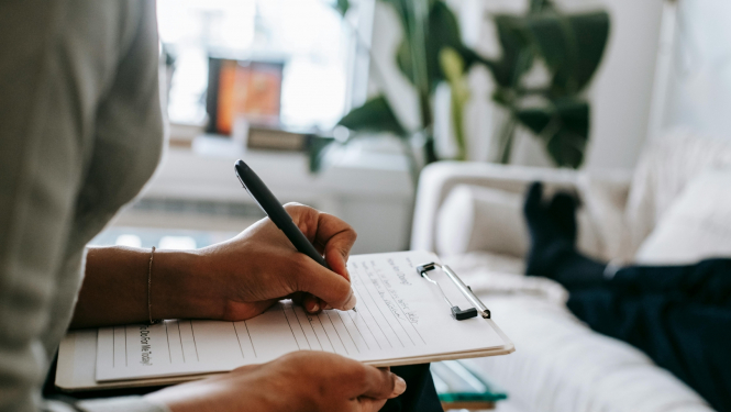 Sieviete slimnīcā pilda aptaujas anketu