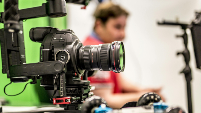 video kamera un vīrietis fonā