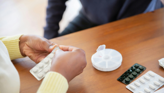 sieviete ar medikamentu plāksni rokās