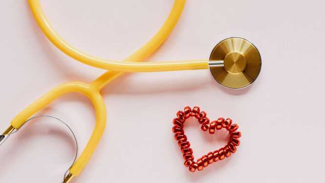 Ilustratīvs attēls ar sirdi un fonendoskopu