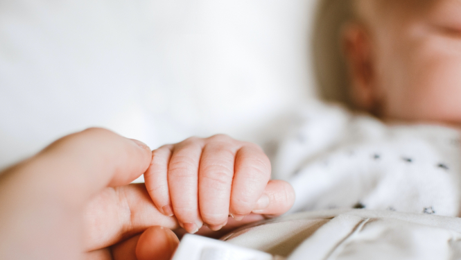 Mamma tur sava gulošā mazuļa roku