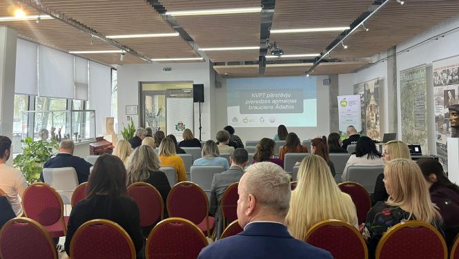 Cilvēki sēž konferencē