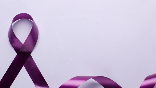 uz gaiši violeta fona tumši violeta atlasa lente