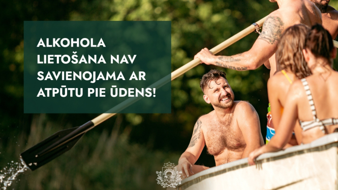 četri cilvēki laivā peld pa upi