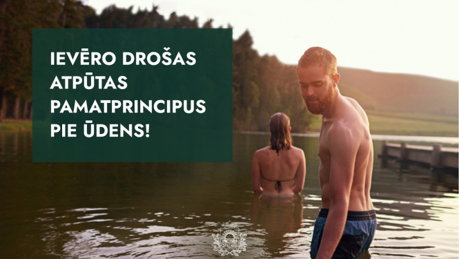 sieviete stāv ezerā ar muguru un vīrietis zilās peldbiksēs pagriezies ar seju