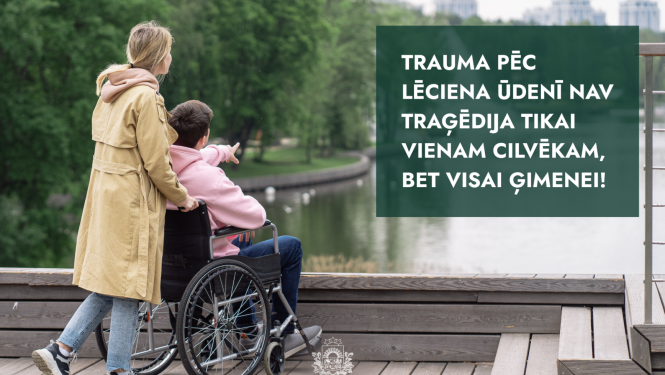 māte ved bērnu ratiņkrēslā pa upes laipu