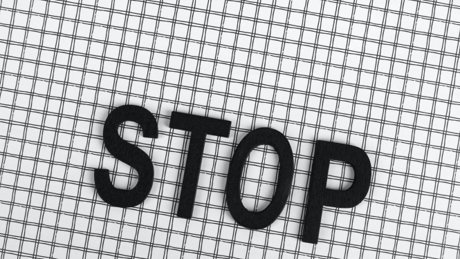 uz rūtota fona uzraksts stop