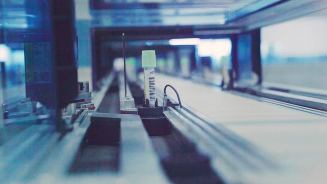 stacijas perons zilā krāsā