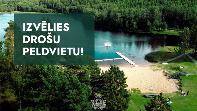 dabas skats ar mežu un ūdenstilpni