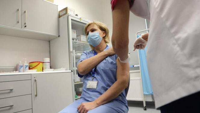 Ārsteim veic vakcināciju