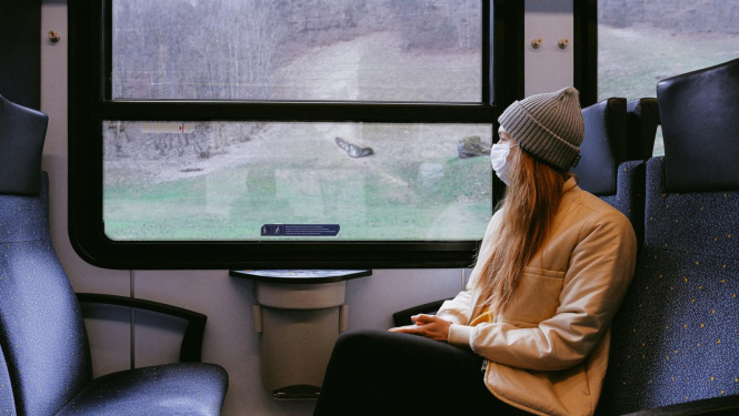 Attēls ar pasažieri vilcienā