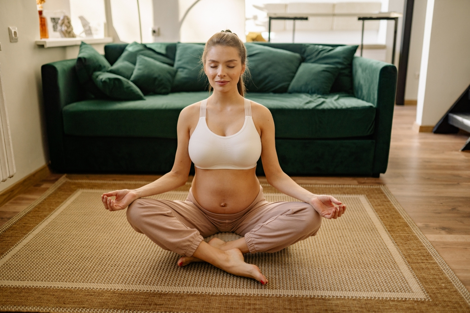 Grūtniece meditē