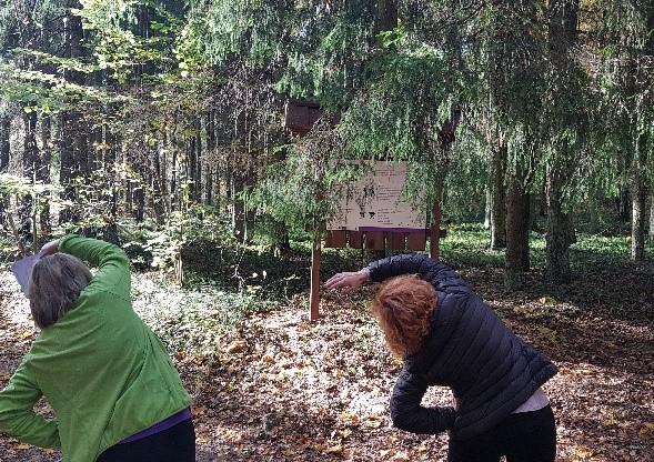 Foto ar cilvēkiem, kuri iesildās sportam