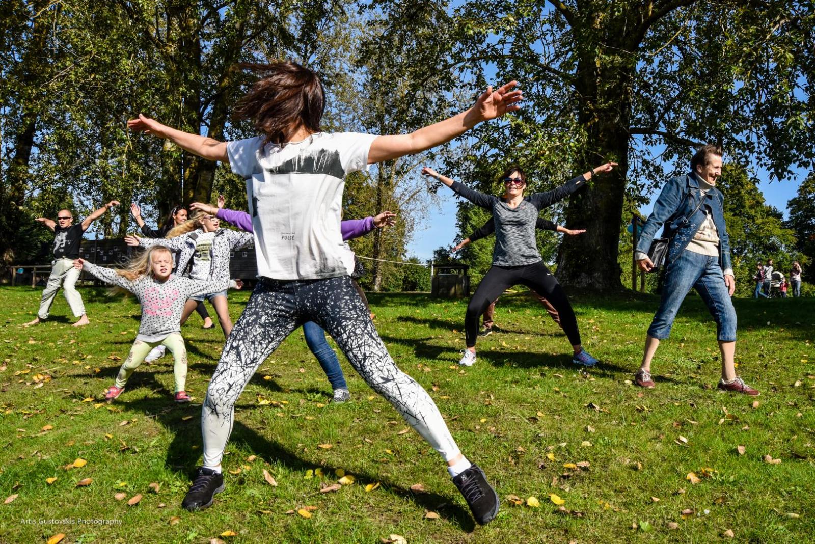 Foto ar cilvēkiem, kuri iesildās sportam