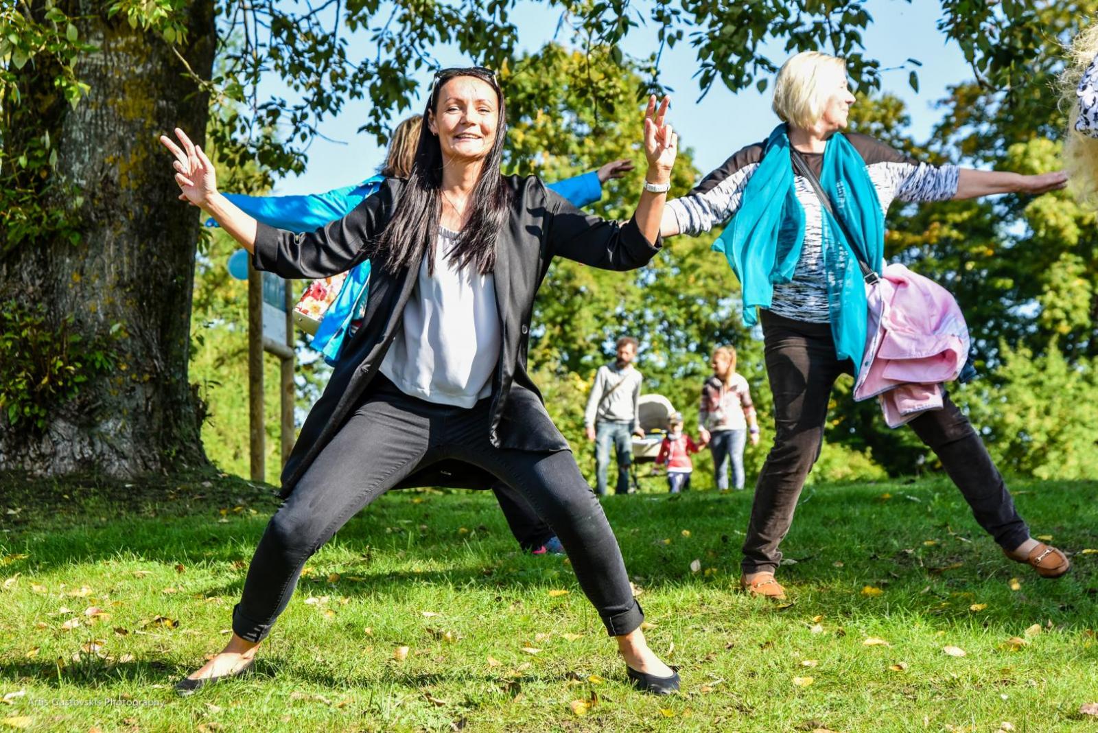 Foto ar cilvēkiem, kuri iesildās sportam