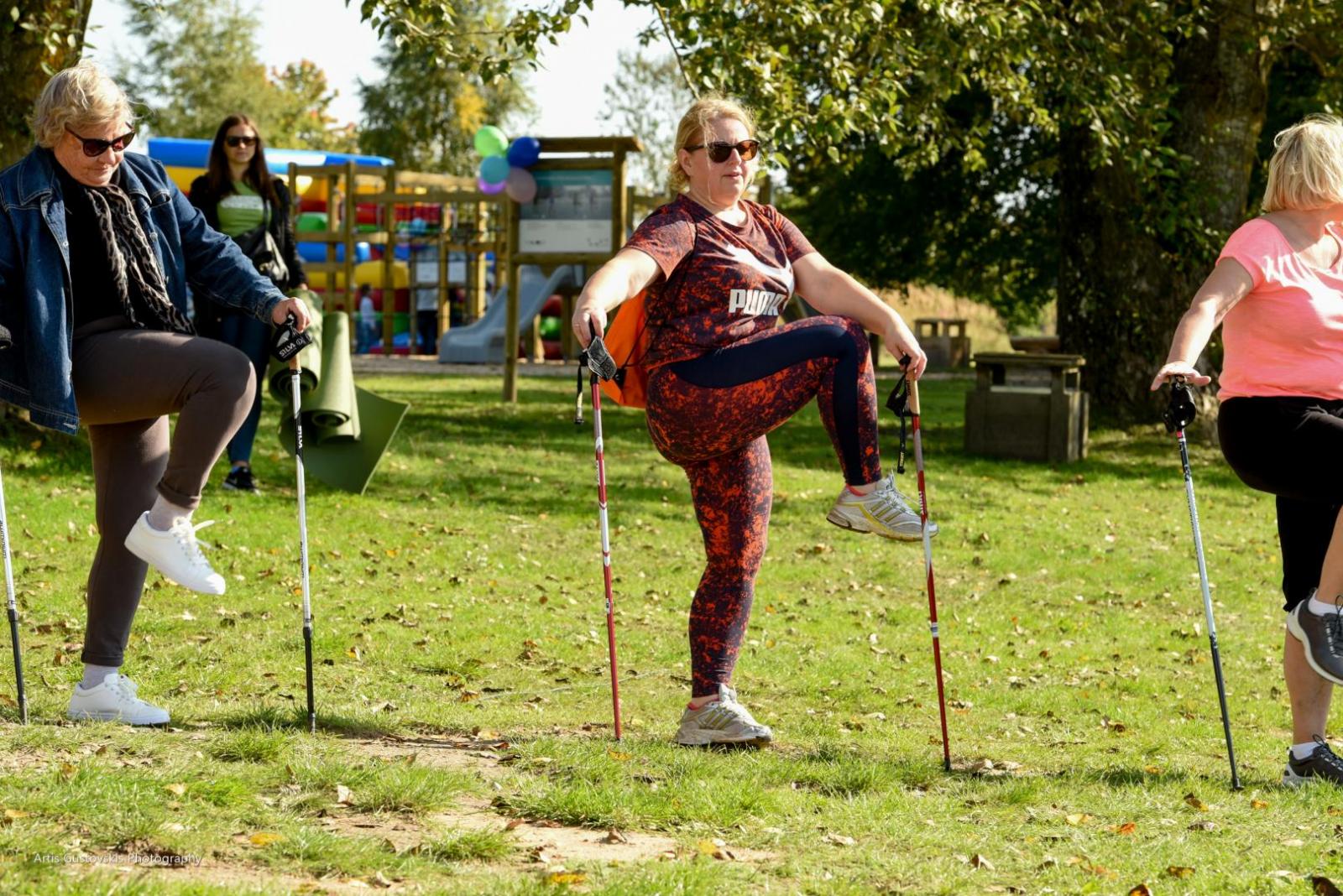 Foto ar cilvēkiem, kuri iesildās sportam