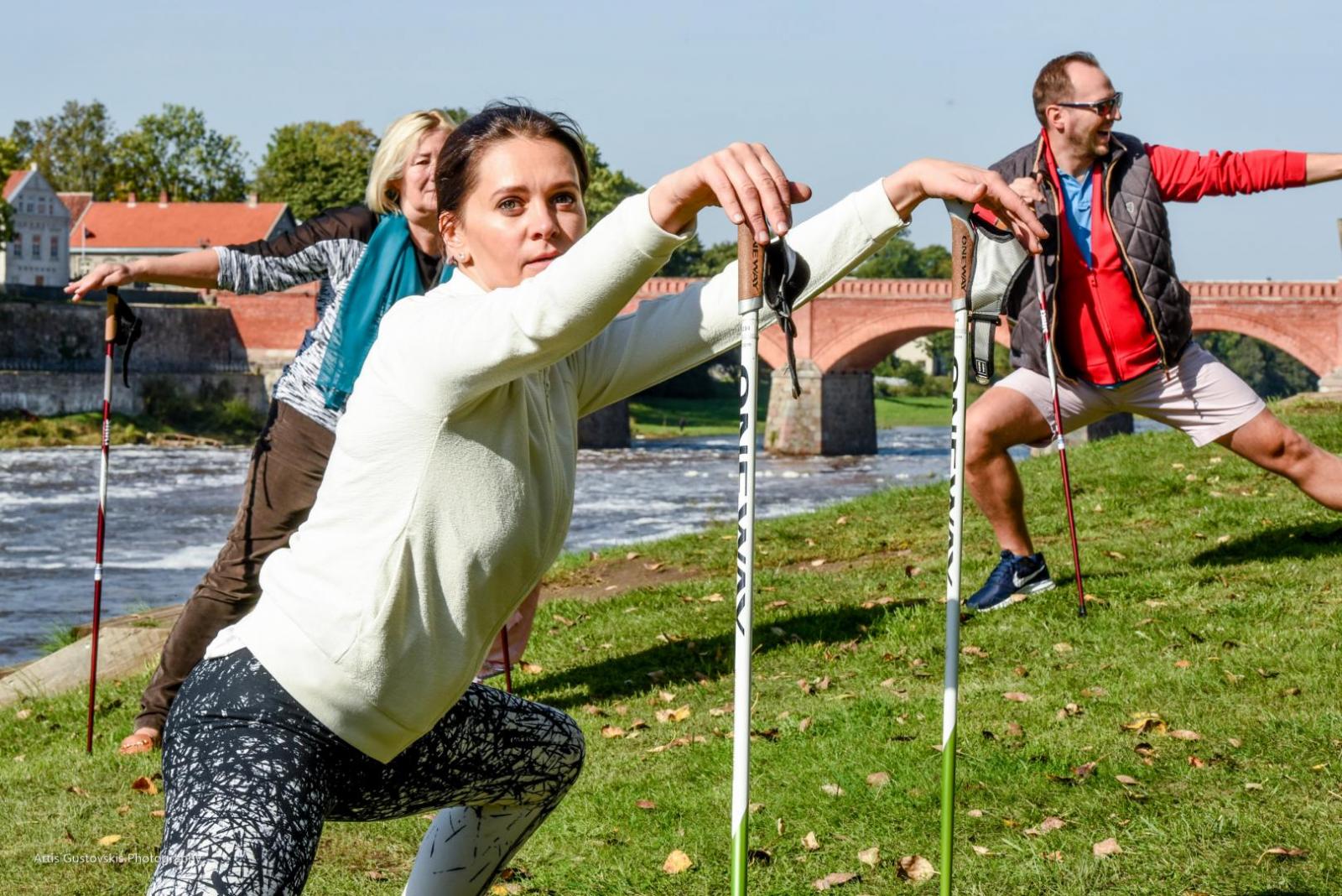 Foto ar cilvēkiem, kuri iesildās sportam