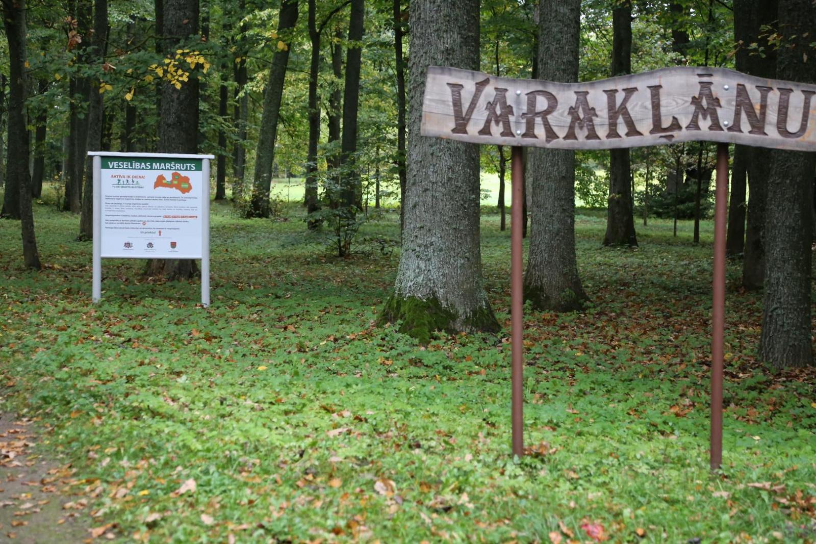 Uzraksts "Varakļānu veselības maršruts"