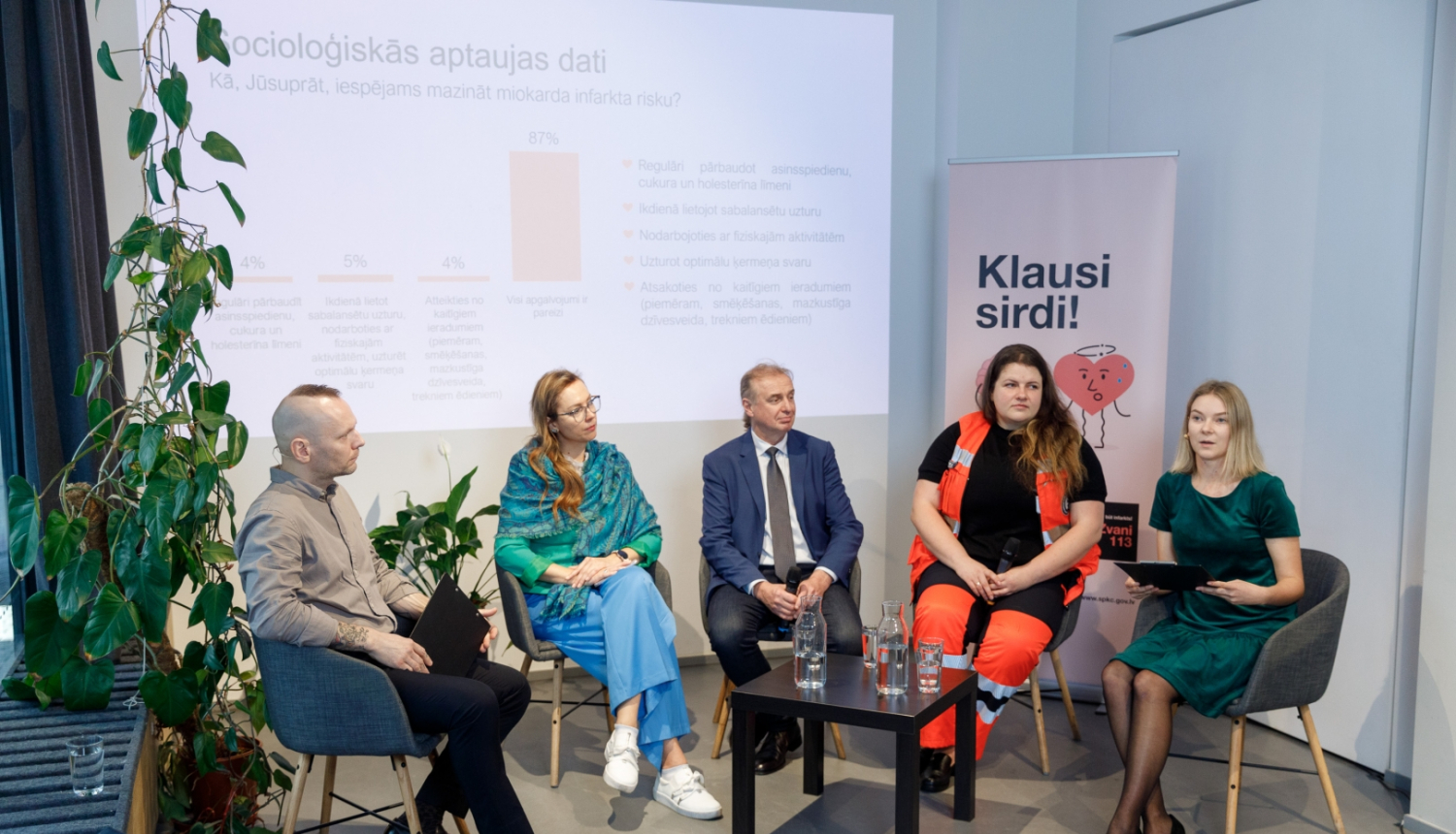 Runas personas preses konferencē