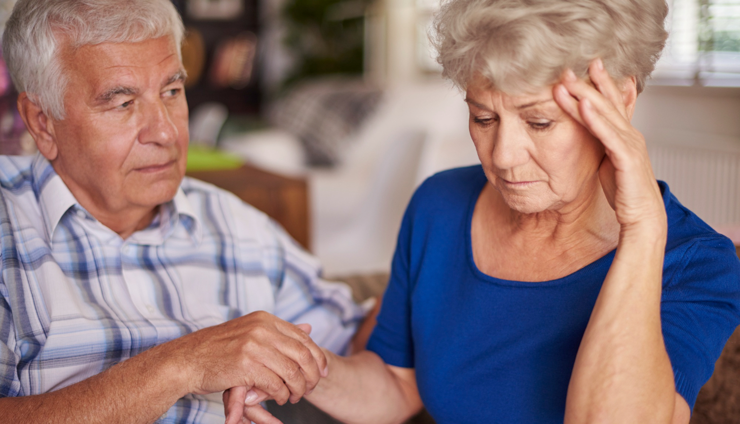 Vīrietis tur sievietes roku 