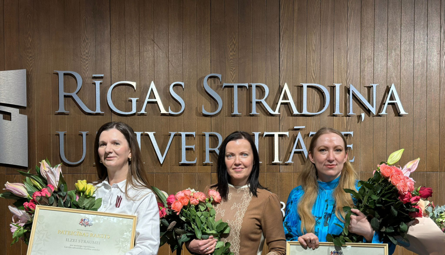 Sievietes ar ziediem