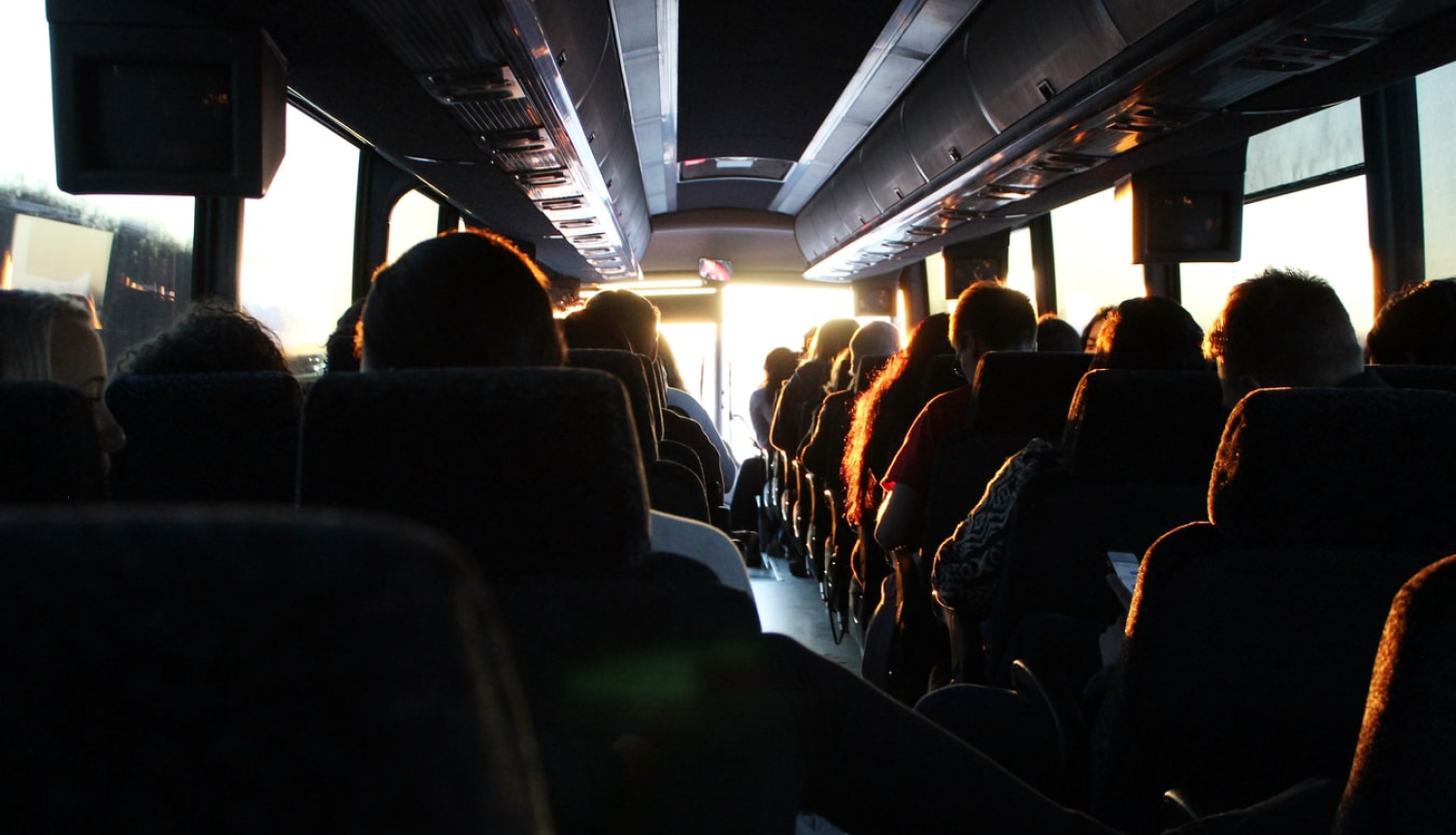 Attēls ar autobusa pasažieriem