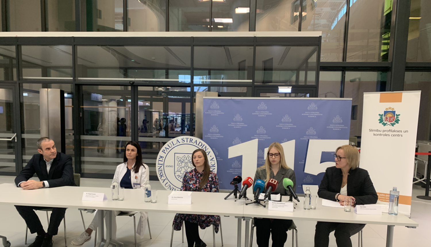 preses konferences runas personas