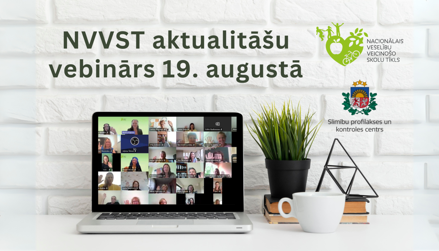 Balta ķieģeļu siena fonā un atvērts dators attēla centrā, kurā redzami vebināra dalībnieki