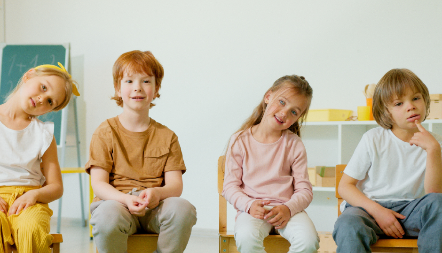 čeri rudi bērni sēž uz krēsliem