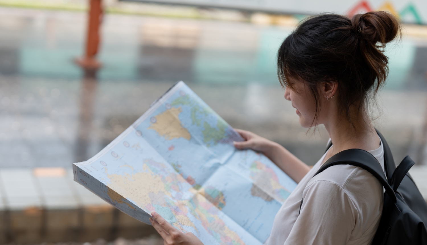 Sieviete pēta karti