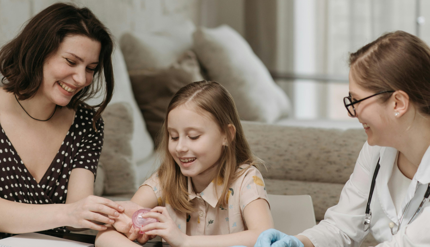 sieviete ar meitu rinājas ar ārstu ārsta kabinetā