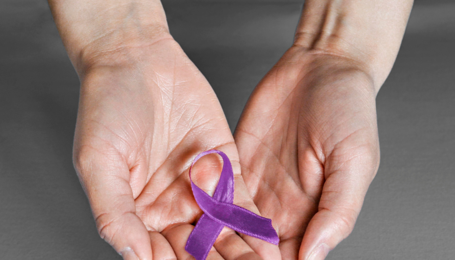 divās plaukstās lillā krāsas lentīte