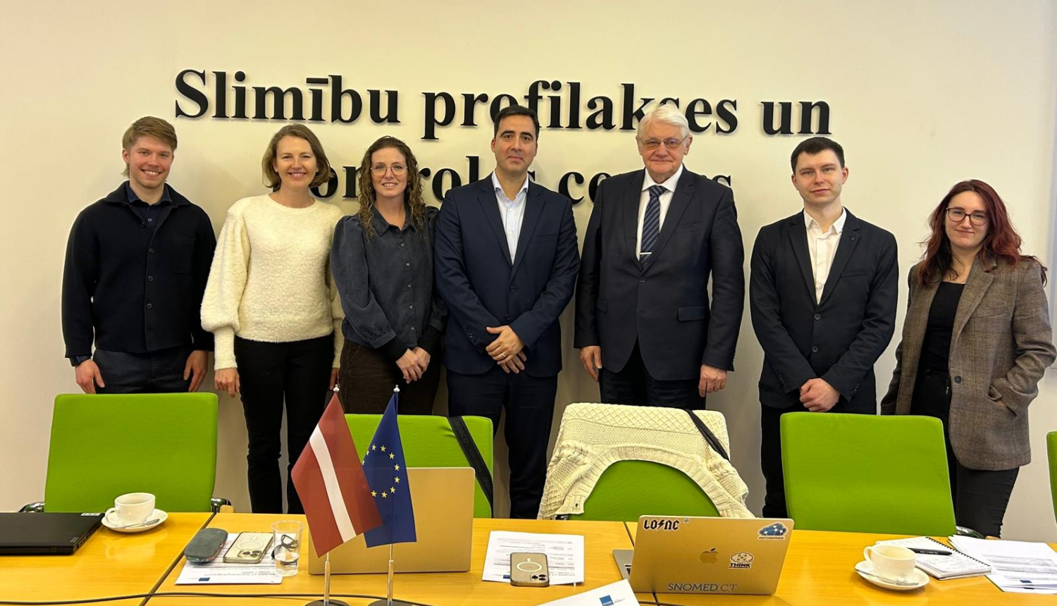 Cilvēki pozē fotogrāfam.