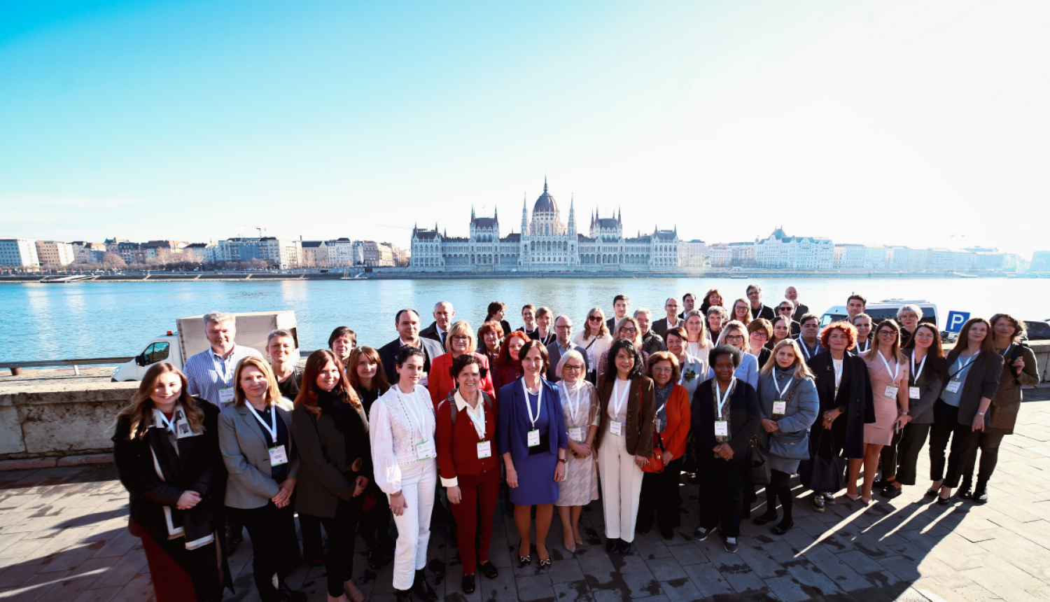 cilvēku grupa uz pilsētas fona