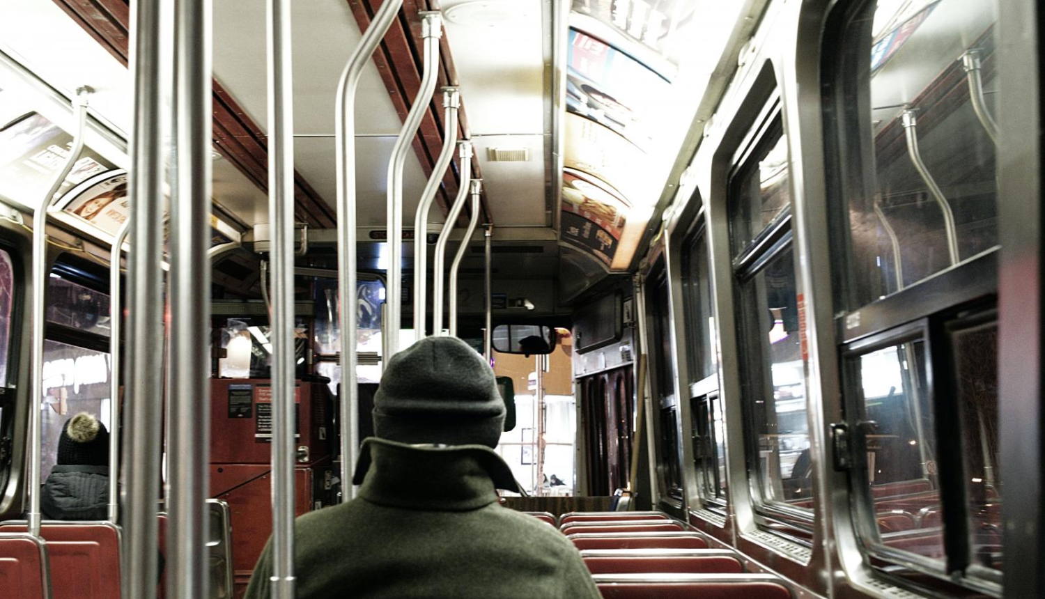 attēls ar cilvēku autobusā