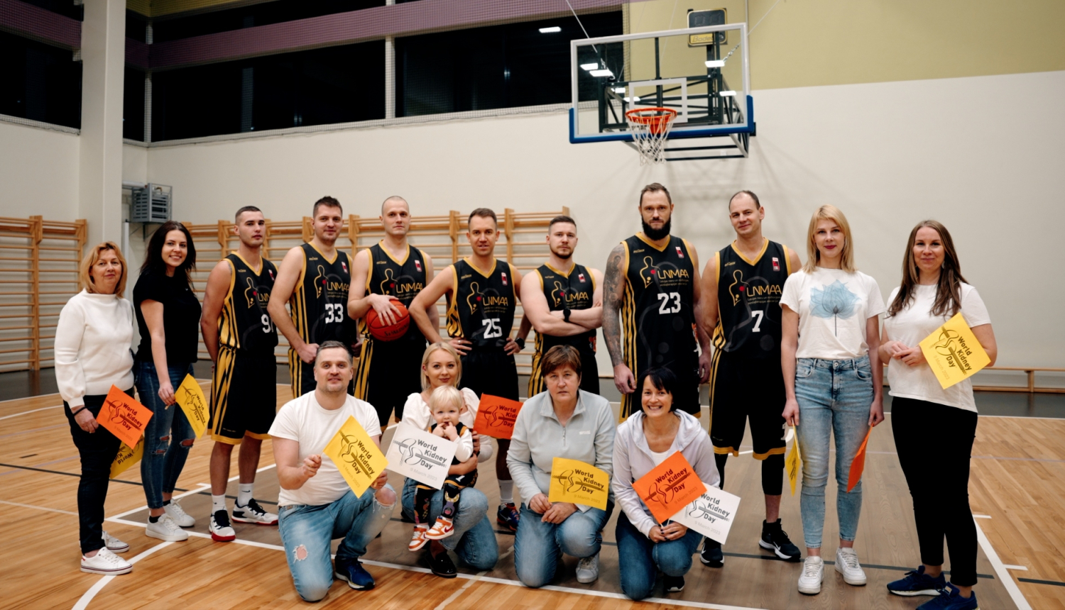 Skolnieki sporta zālē