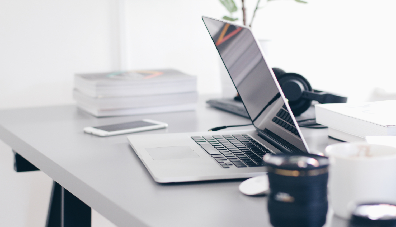 Uz gaiša fona dators stāv uz galda