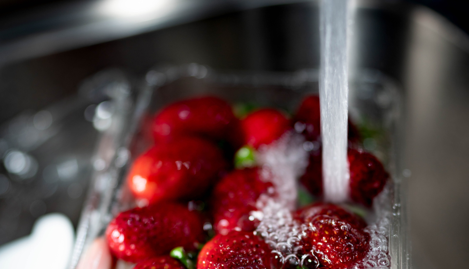 attēls ar zemeņu mazgāšanu