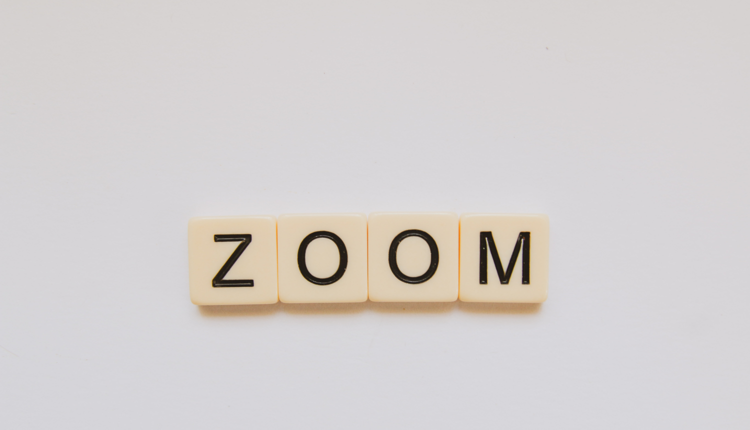 Uz pelēka fona uzraksts zoom