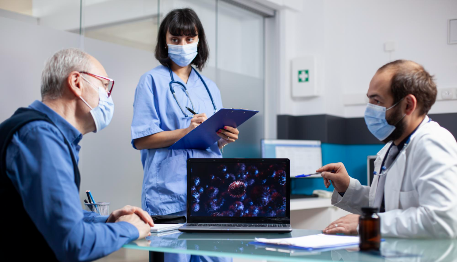 trīs ārsti medicīnas maskās