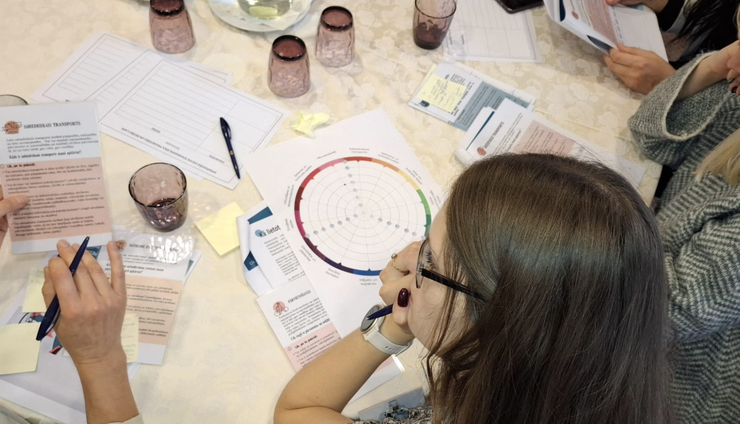 att''els ar sievieti pie galda pildot uzdevumu