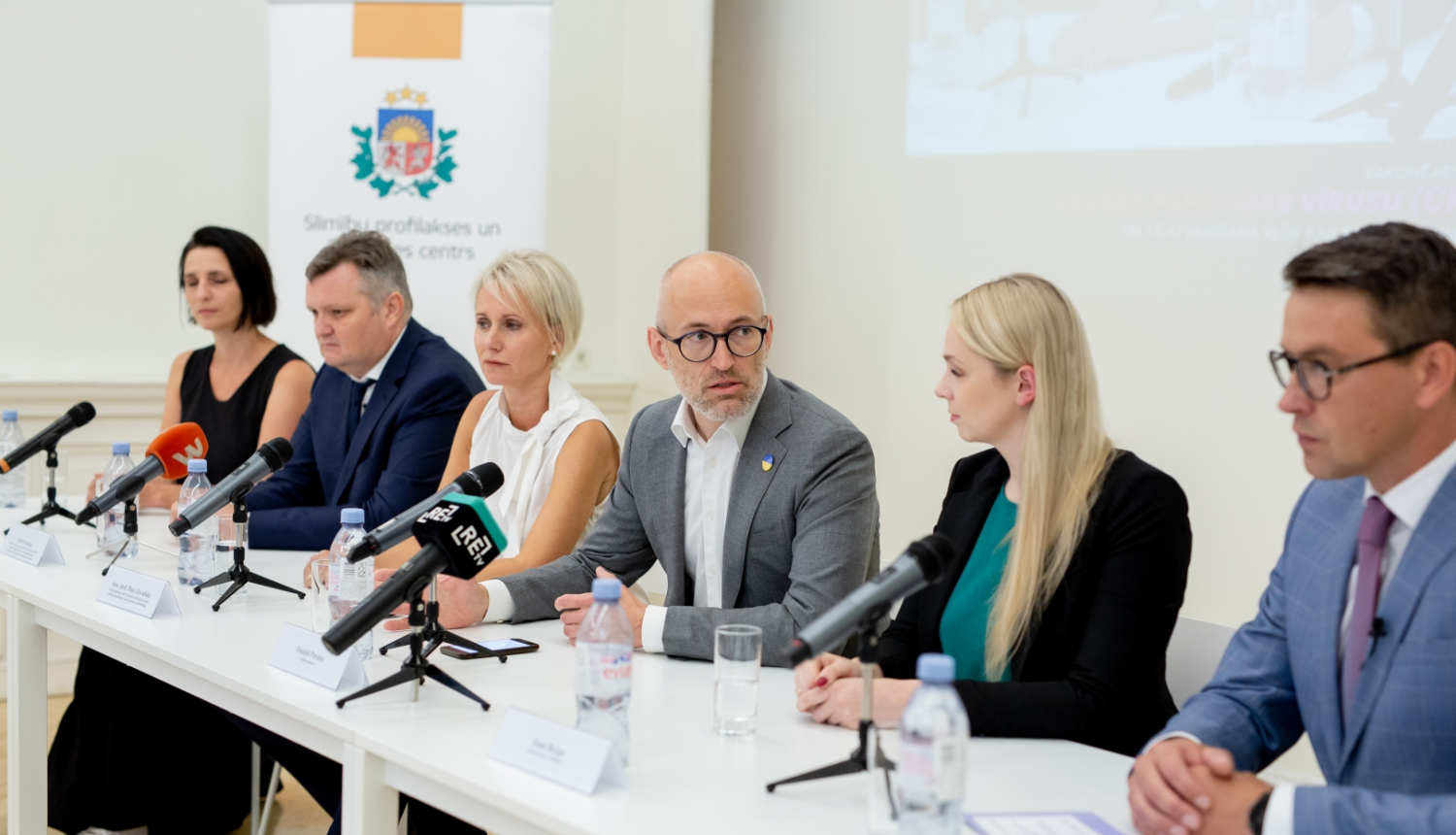 preses pasākuma mediju galds un sešas runas personas un fonā SPKC logo