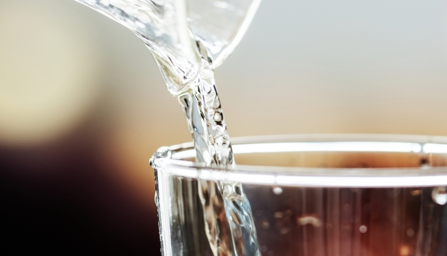 No karafes lej dzeramo ūdeni glāzē