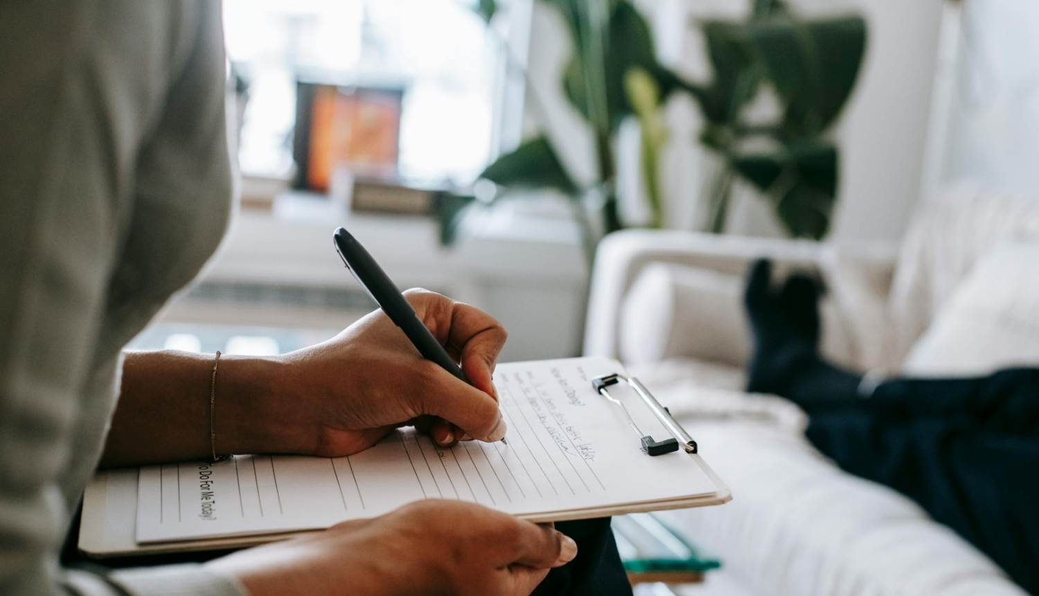 Sieviete slimnīcā pilda aptaujas anketu